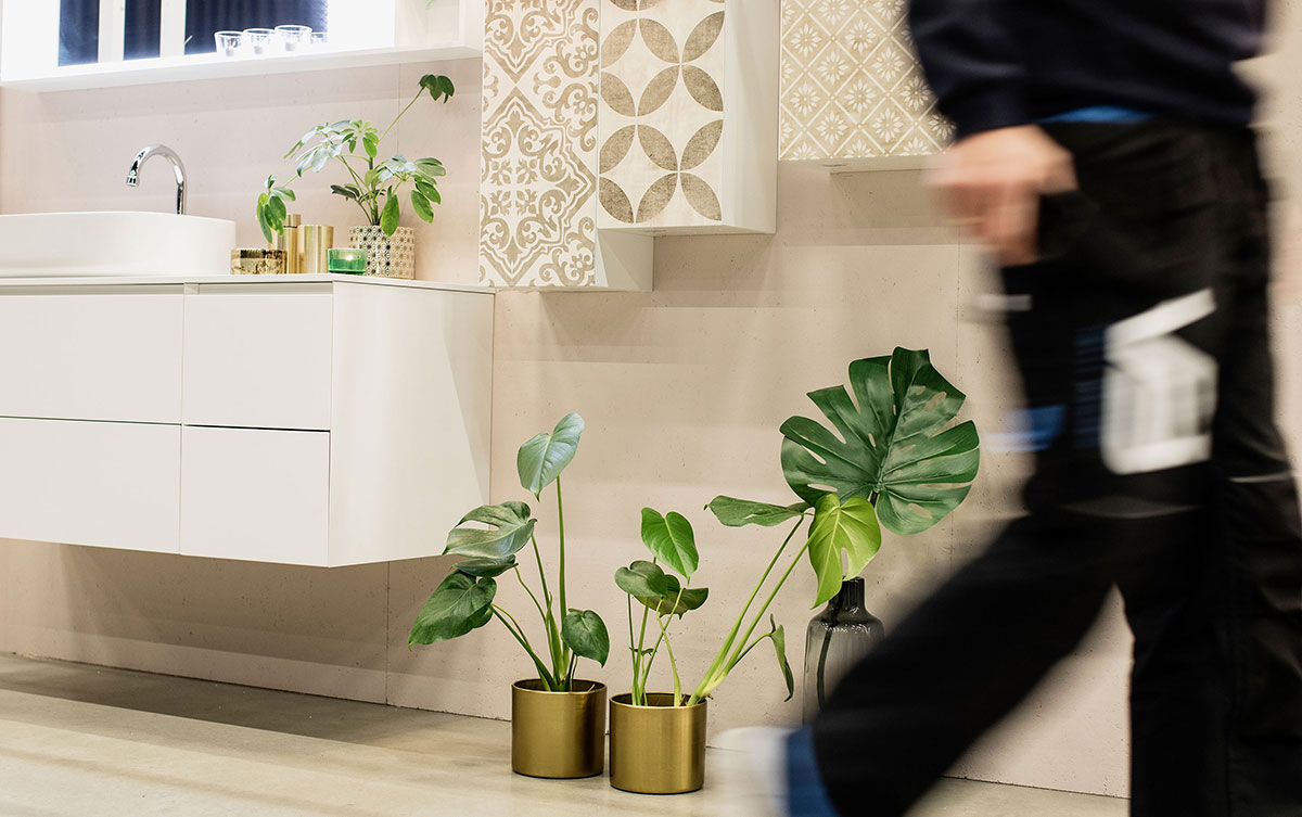 Lyst og hvitt bad med en VB Rørlegger som går forbi