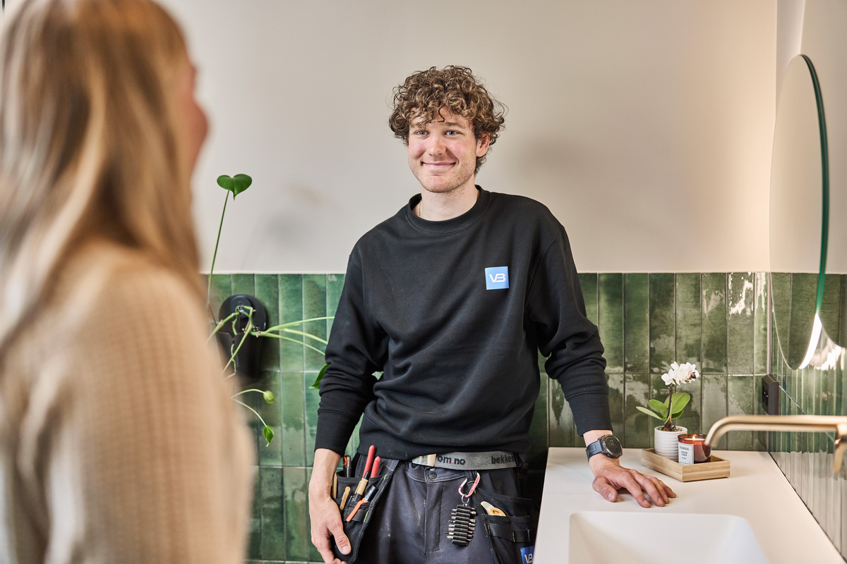 VB-rørlegger i samtale med kunde på ferdigstilt bad.